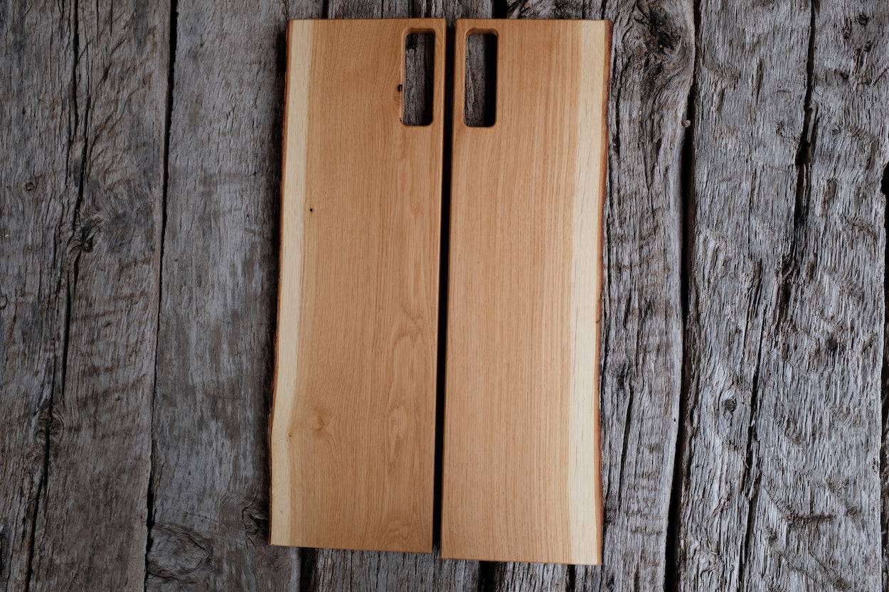 Zwei Eiche Schneidebretter aus einem Stück Holz mit Baumkante.