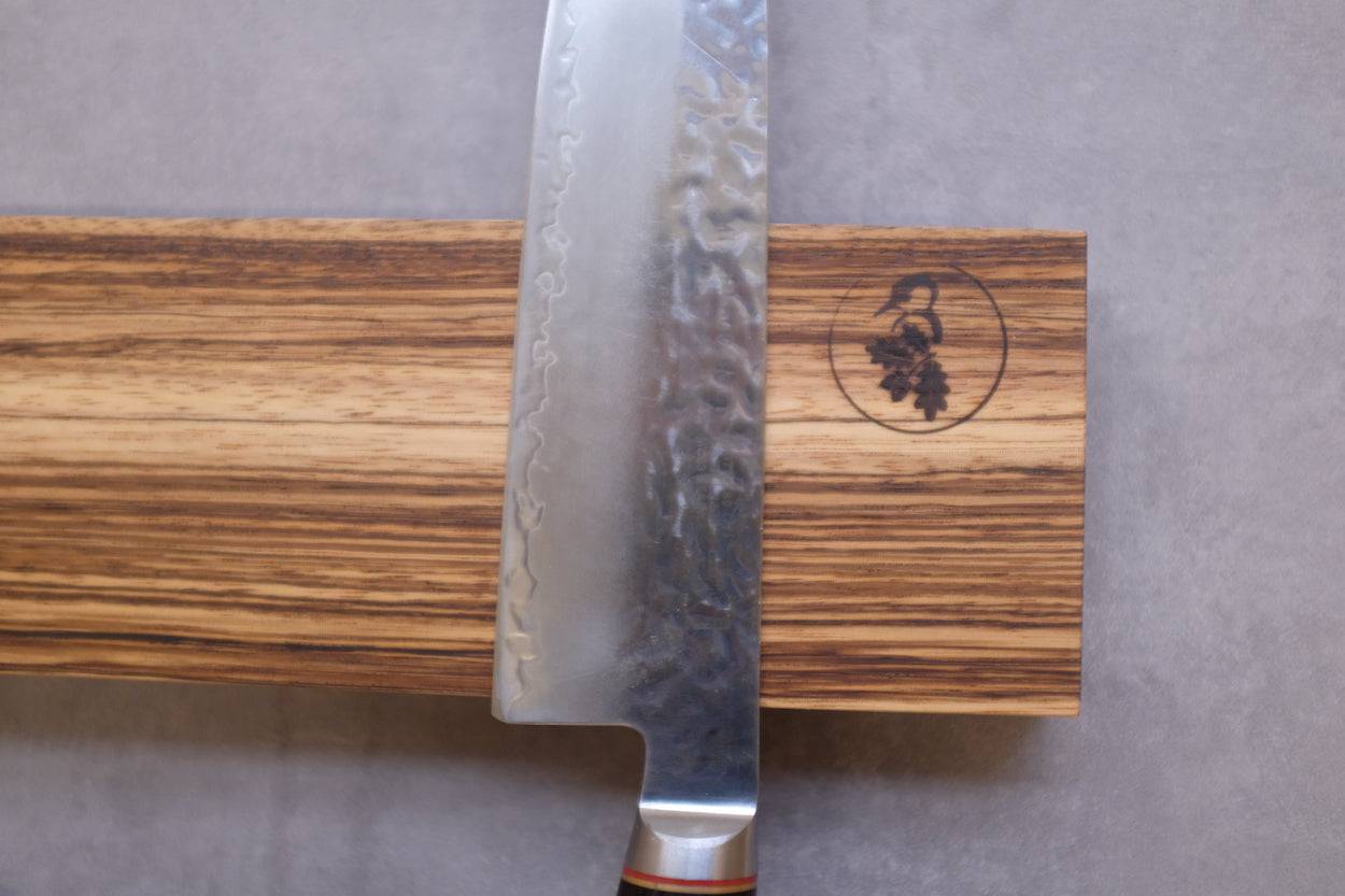 Ansicht von oben eines Messerhalters aus Zebrano. Mit einem Zwilling Kochmesser.