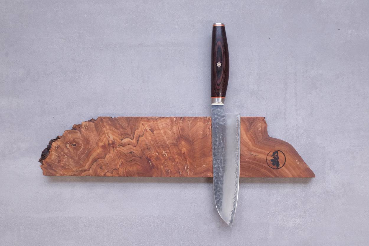 Ulme Magnet Messerhalter mit einem Santoku Messer
