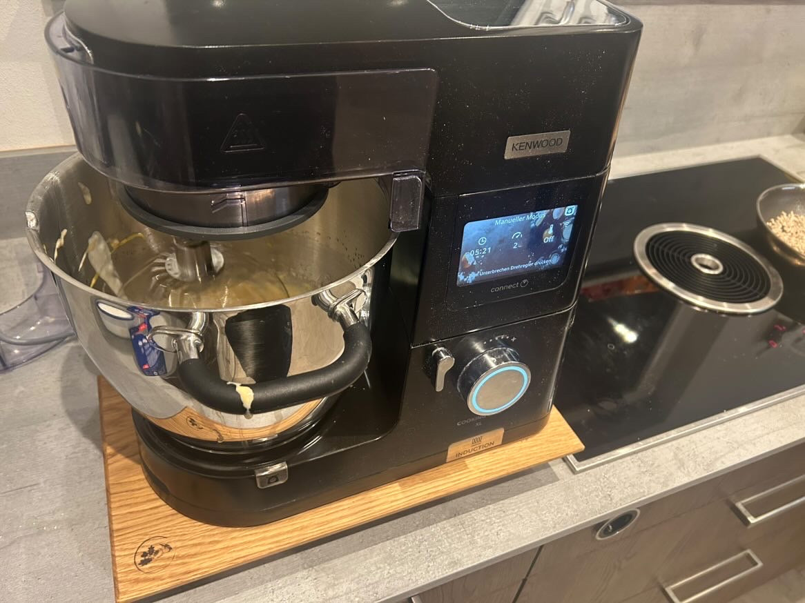 Kenwood Cooking Chef XL auf einem Eiche Gleitbrett. In Aktion bei einem Kunden.