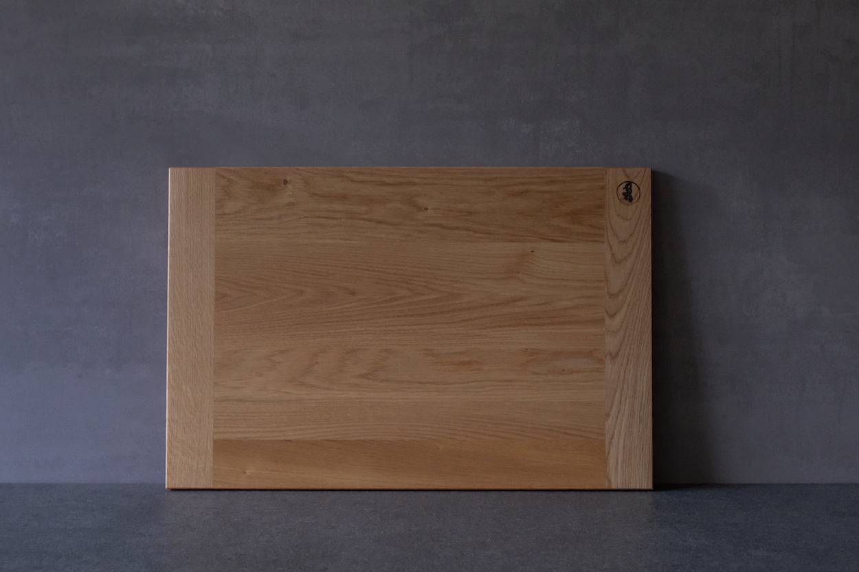 Backbrett mit 2 Stirnleisten und ohne Anschläge. In massiver 60 cm breiter Eiche.