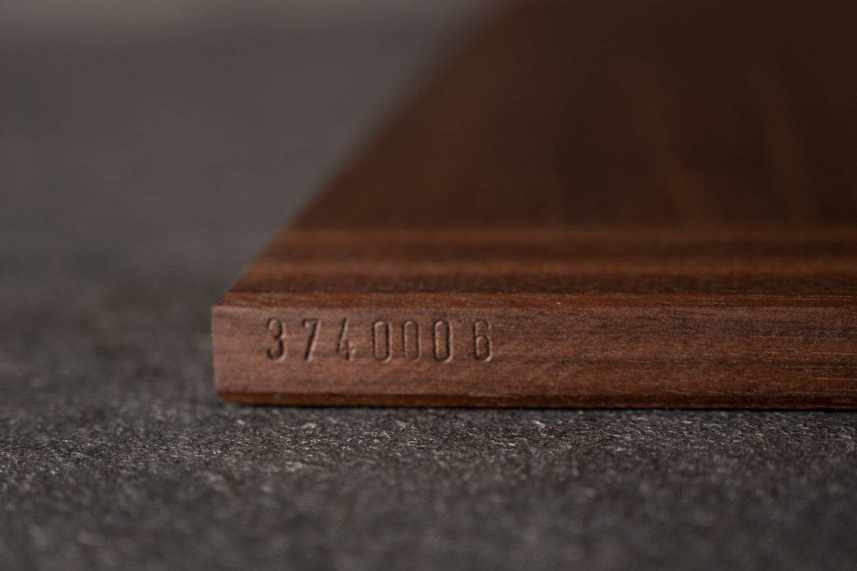 mit Nummer versehenes Backbrett aus Nussholz