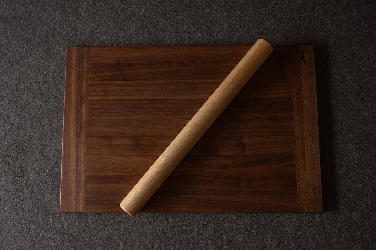 rechteckiges Backbrett aus Nussholz ohne Anschläge von oben aufgenommen