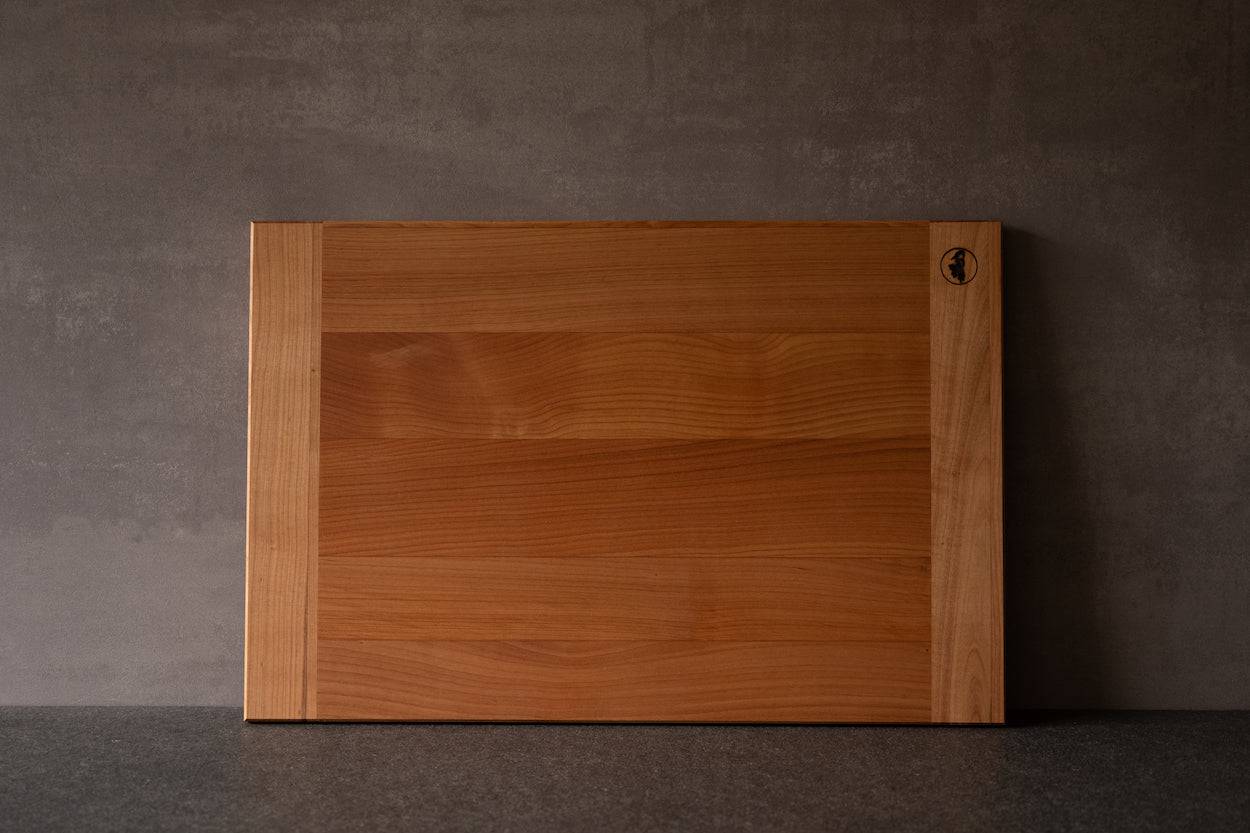 60 cm breites Backbrett aus Kirsche. Mit 2 Stirnleisten und ohne Anschläge.