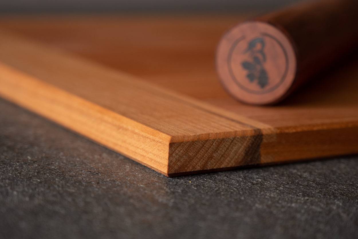 rechteckiges Backbrett aus Kirschbaum mit Teigwalze aus Apfel