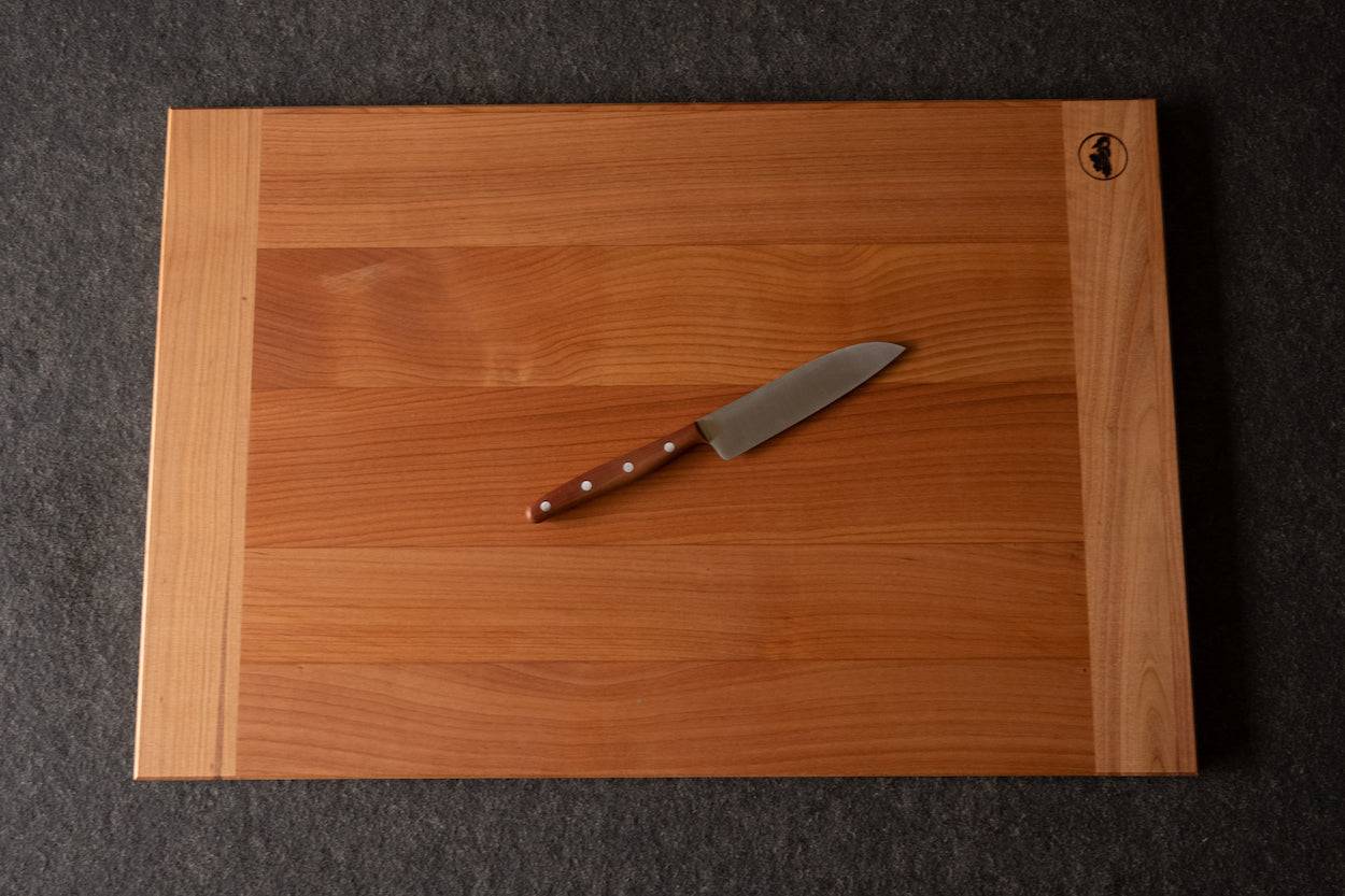 rechteckiges Backbrett aus Kirschholz mit Windmühlenmesser K3 Messer dekoriert