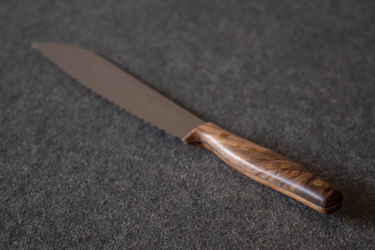 Detailansicht Griff aus Walnuss Grandmoulin Brotmesser von Windmühlenmesser.