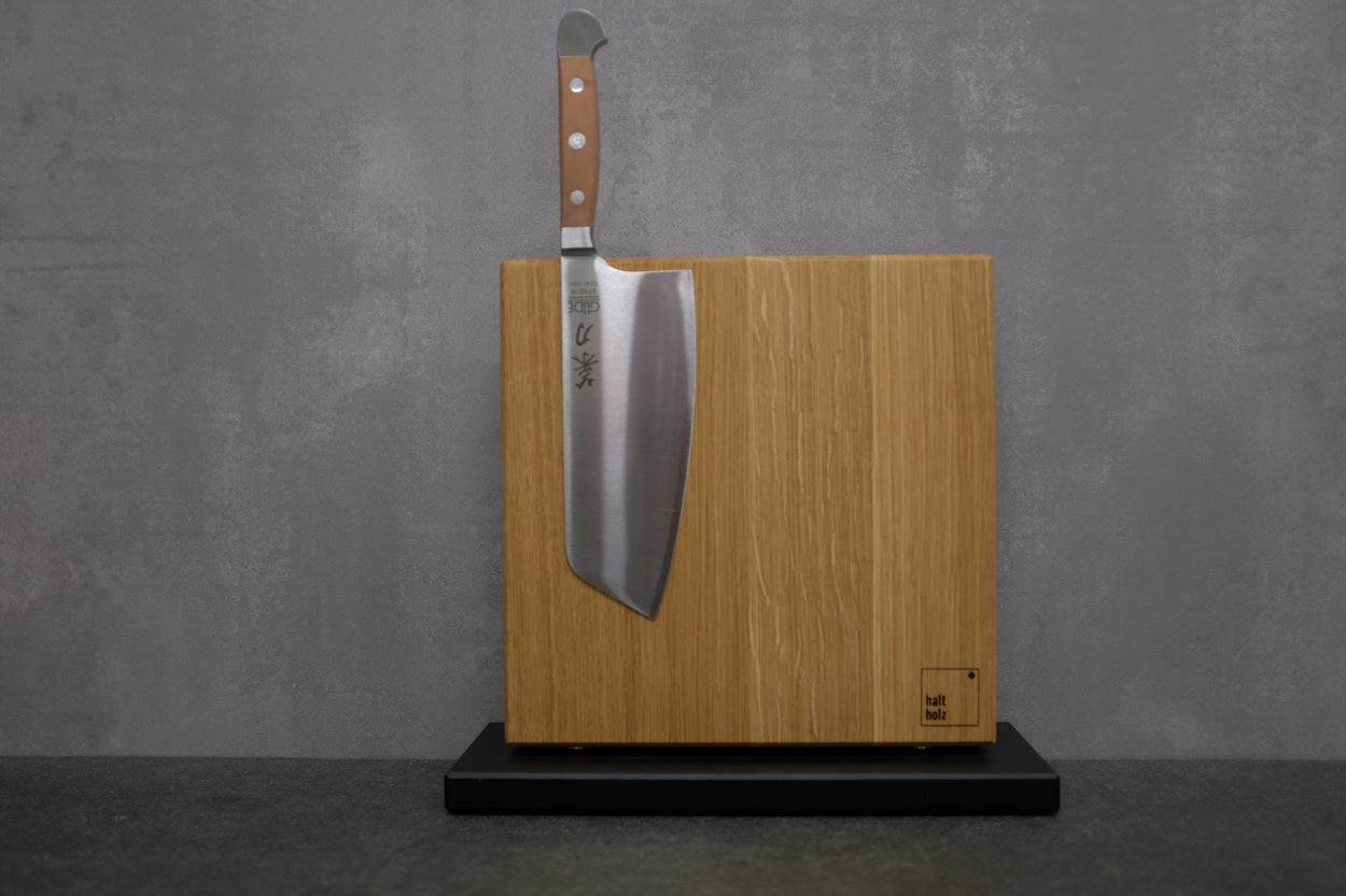 Chinesisches Kochmesser von Güde an einem Haltholz Magnetmesserhalter aus Eiche mit schwarzem Fuß