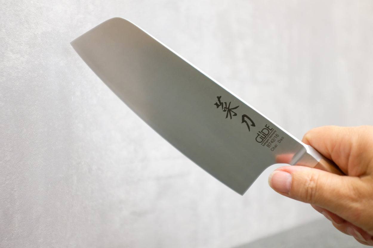 Die Klinge eines Güde Kochmessers aus der Serie Alpha in einer Hand gehalten