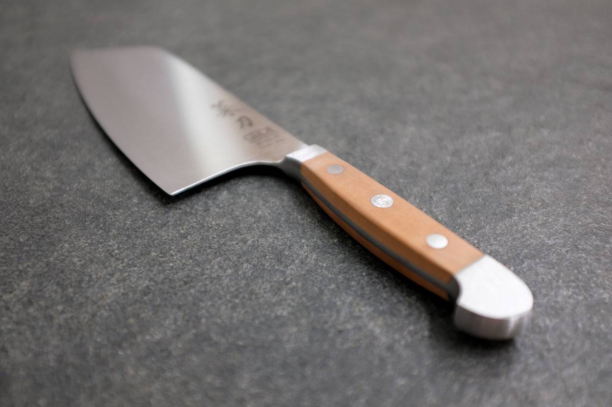 Detailansicht Birnenholz Griff von einem chinesischen Kochmesser