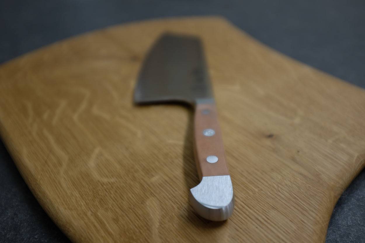 Griff eines Kochmessers von Güde auf einem Eiche Brett