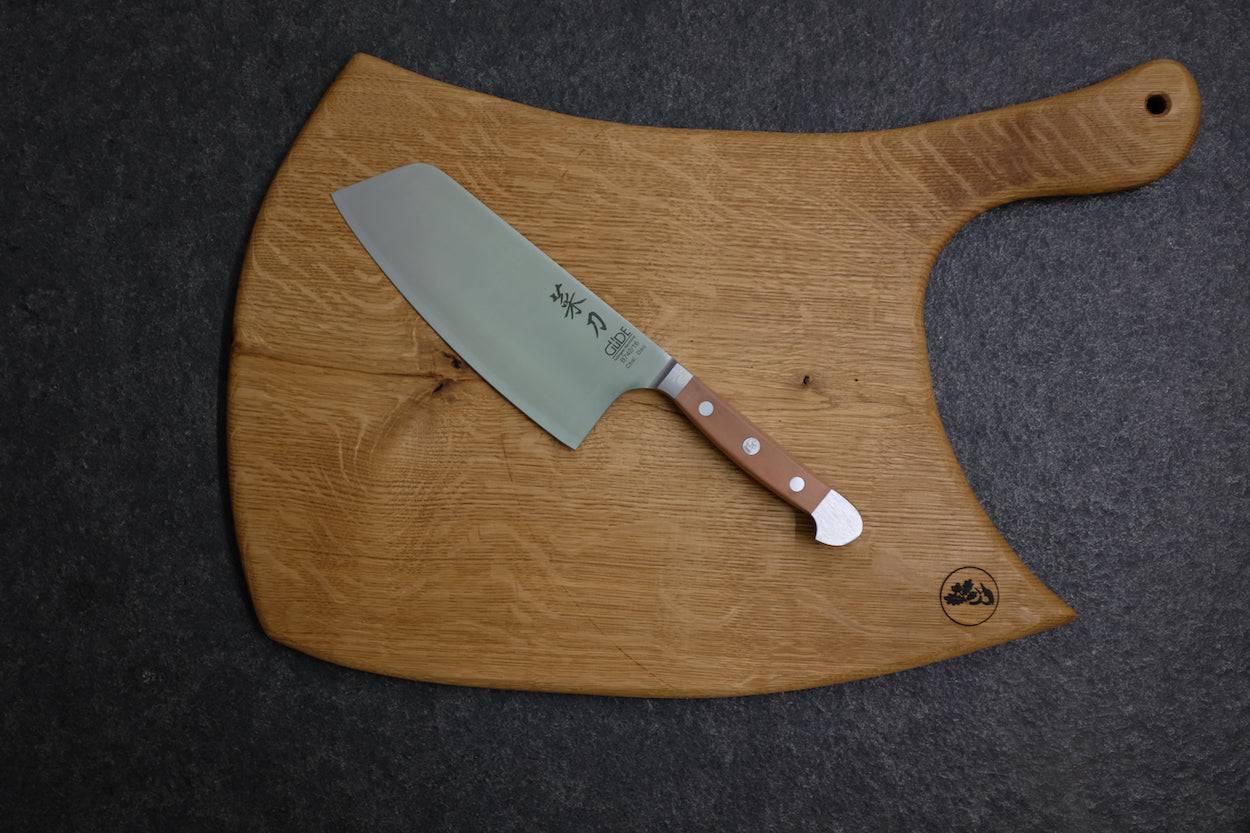Güde Alpha Chai Dao Kochmesser auf einem Eiche Servierbrett aus einem Stück Vollholz