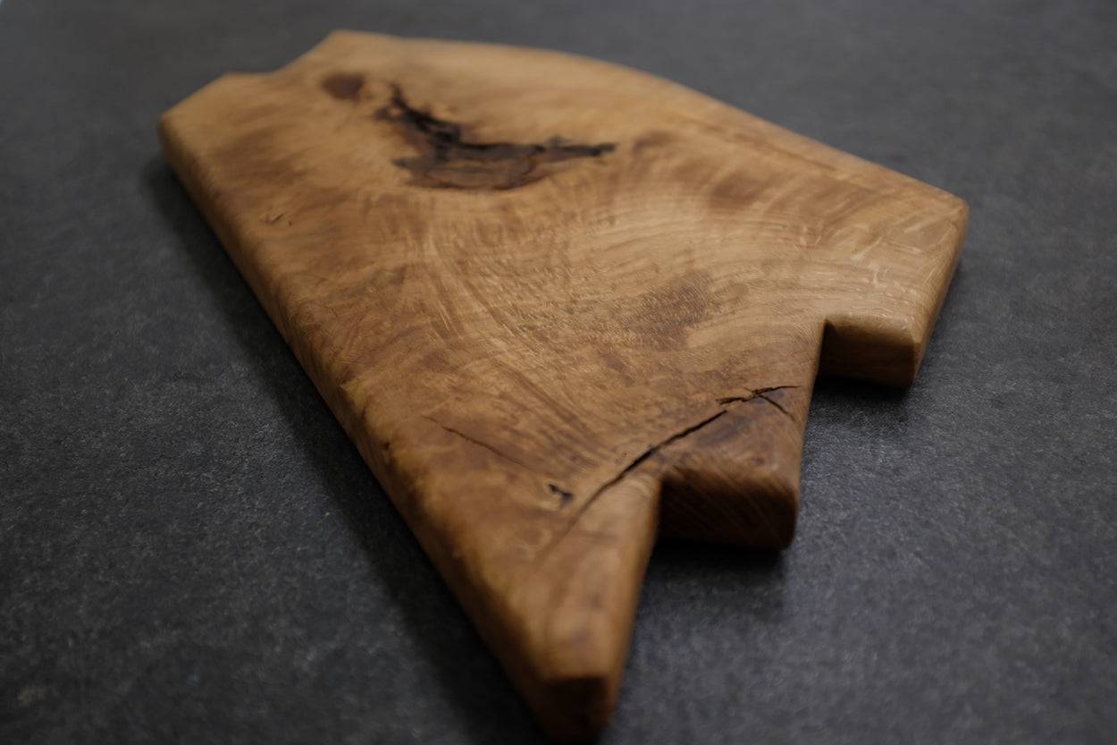 Astlöcher und Risse eines Eiche Brettes aus einem Stück Vollholz