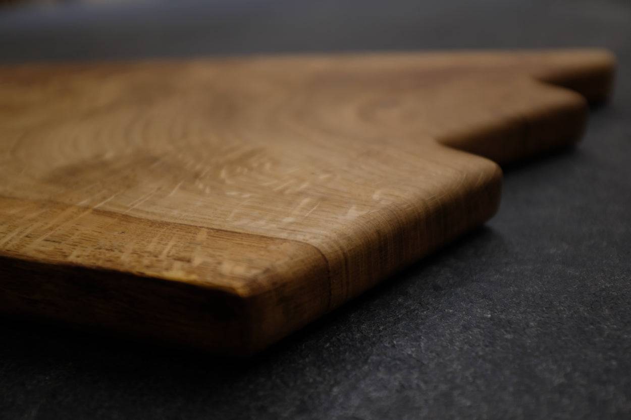 Detailansicht der Berge Form des Eiche Schneidebrettes