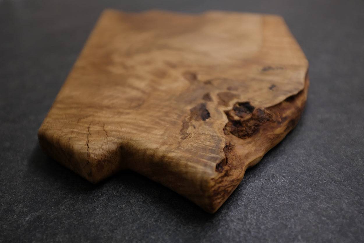 Ansicht der Rinde des massiven Eiche Brettes