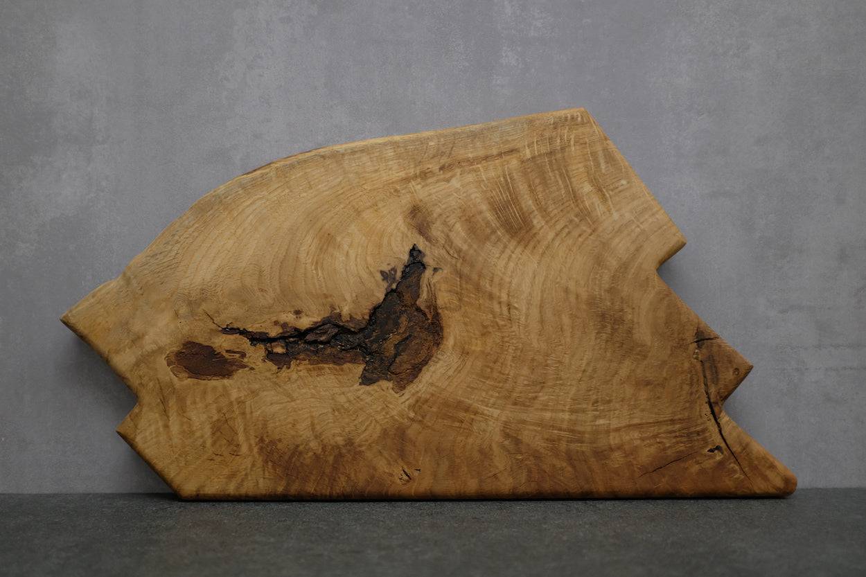 Rückseite eines Schneidebrettes aus Eiche massiv mit Berge Form aus einem Stück