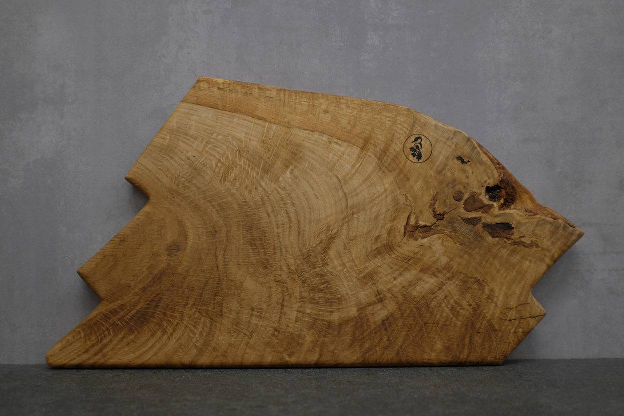 Freihand Schneidebrett aus einem Stück Eiche massiv mit Berge Form
