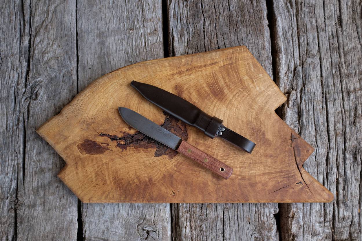 Matrosenmesser mit Lederscheide von oben fotografiert, auf alten Eichenbalken.