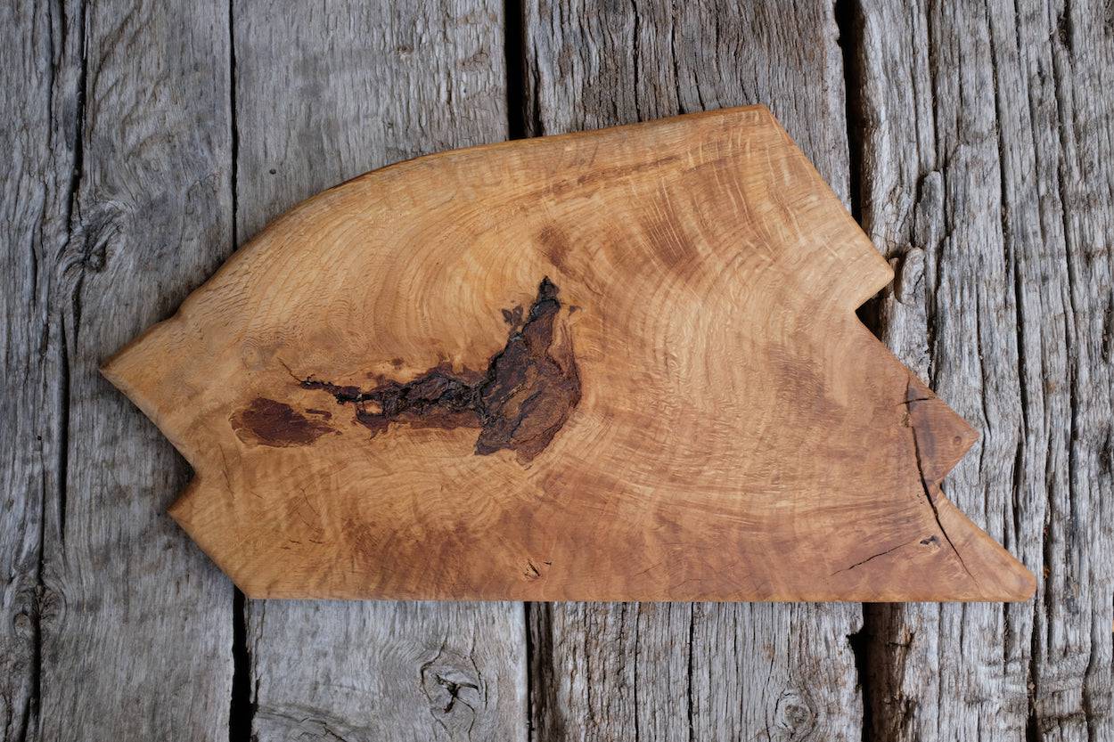 Rückseite. Ansicht der Astlöcher in einem Eiche Schneidebrett aus einem Stück