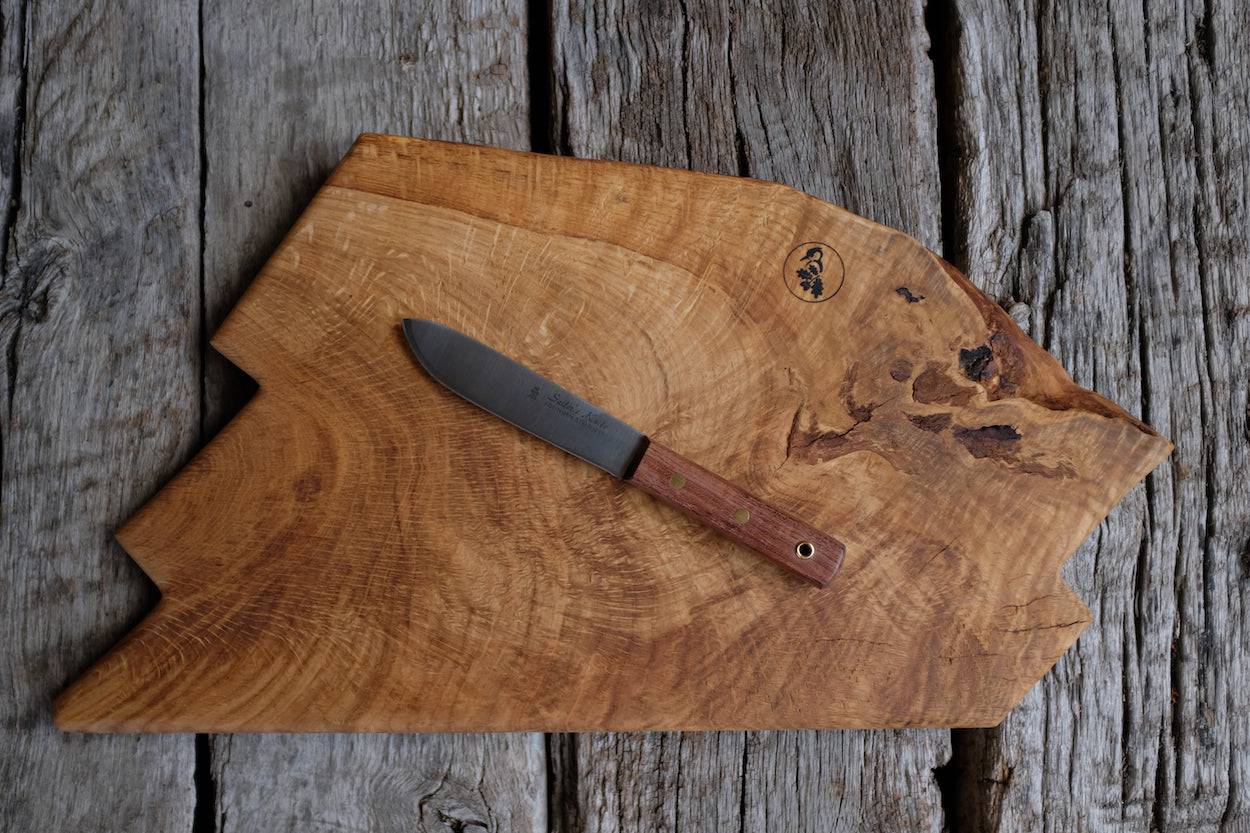 Matrosenmesser von Güde auf einem Eiche Unikat Schneidebrett.