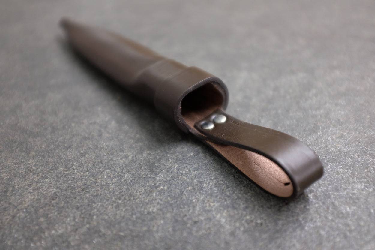 Nahaufnahme der Lederscheide von Güde.