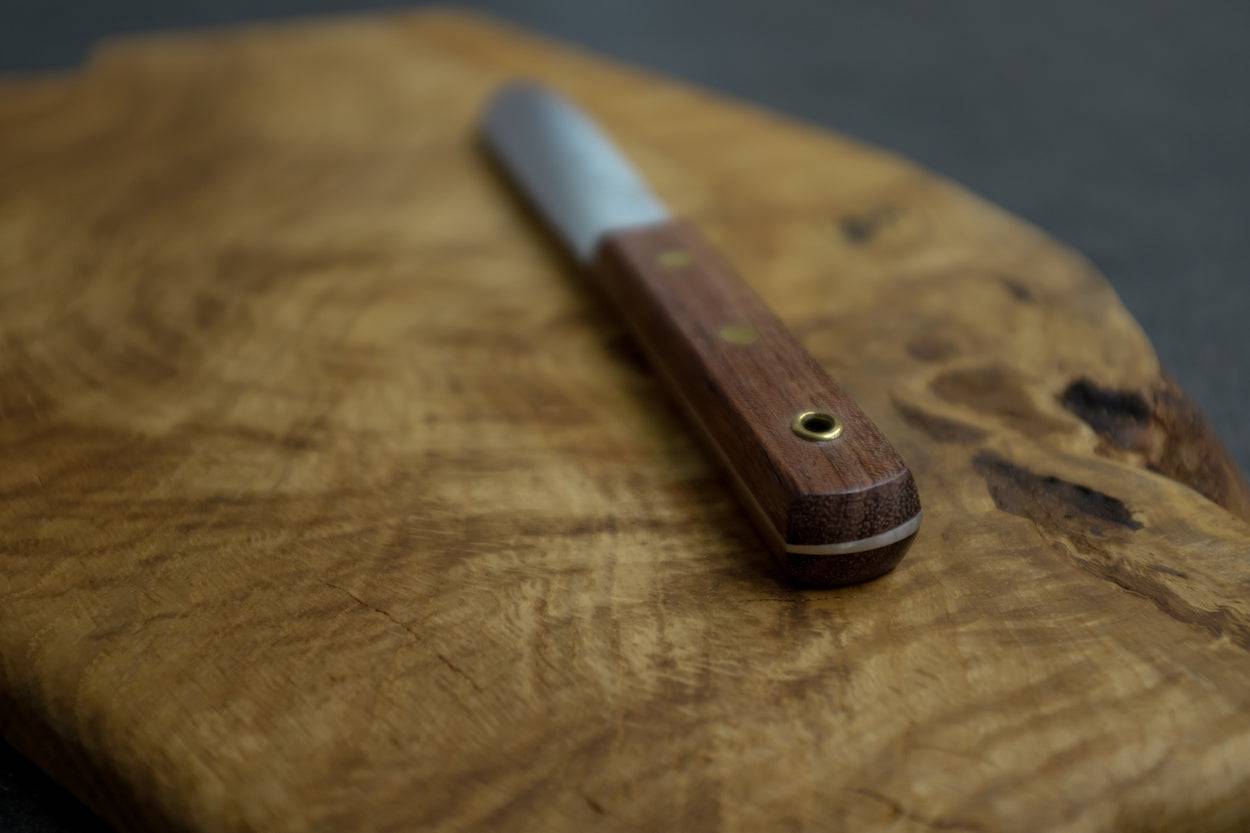 Detailansicht des Holzgriffes vom Güde Matrosenmesser.