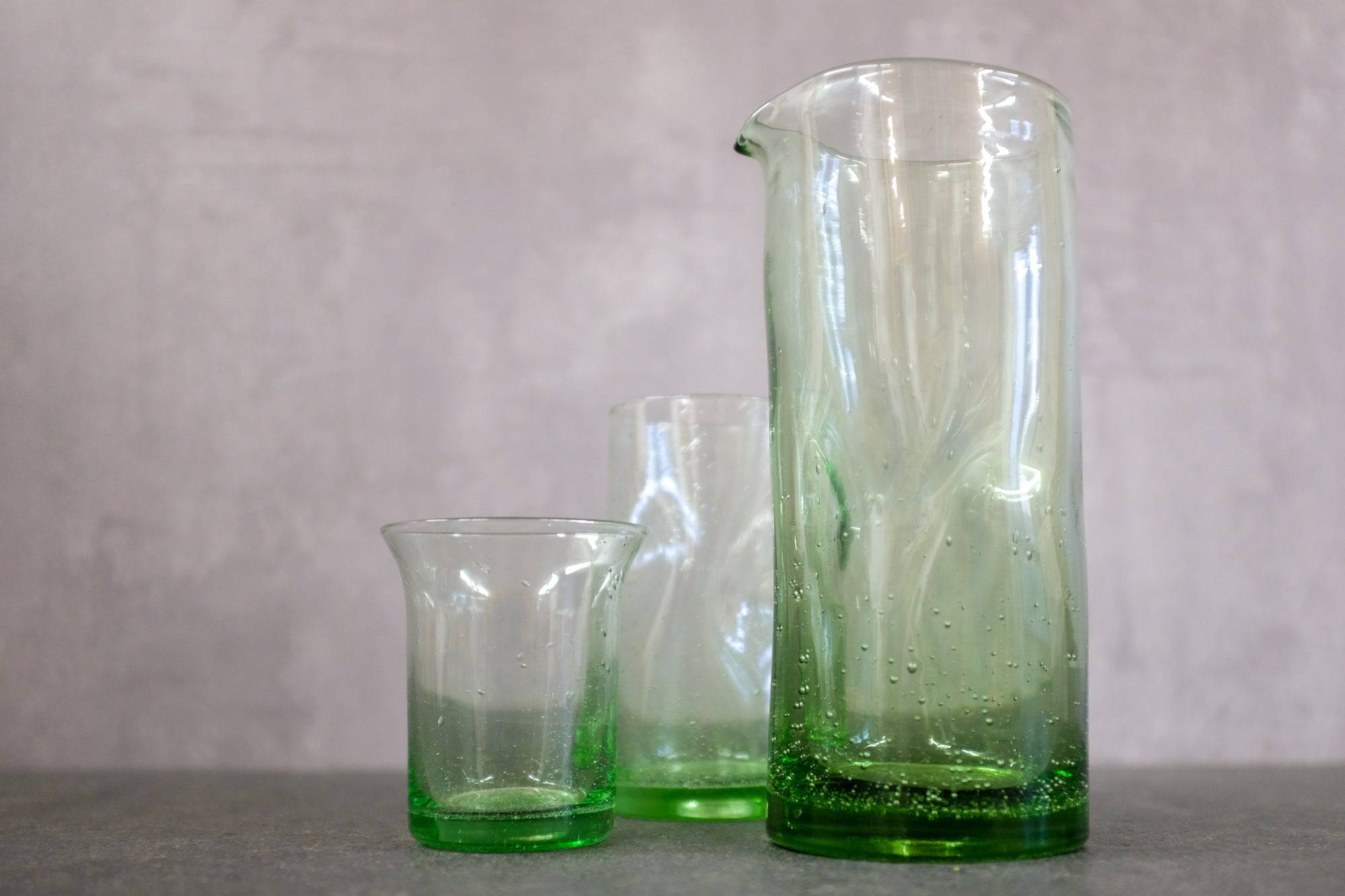 Wassergläser und Wasserkrug mit Griffmulden.