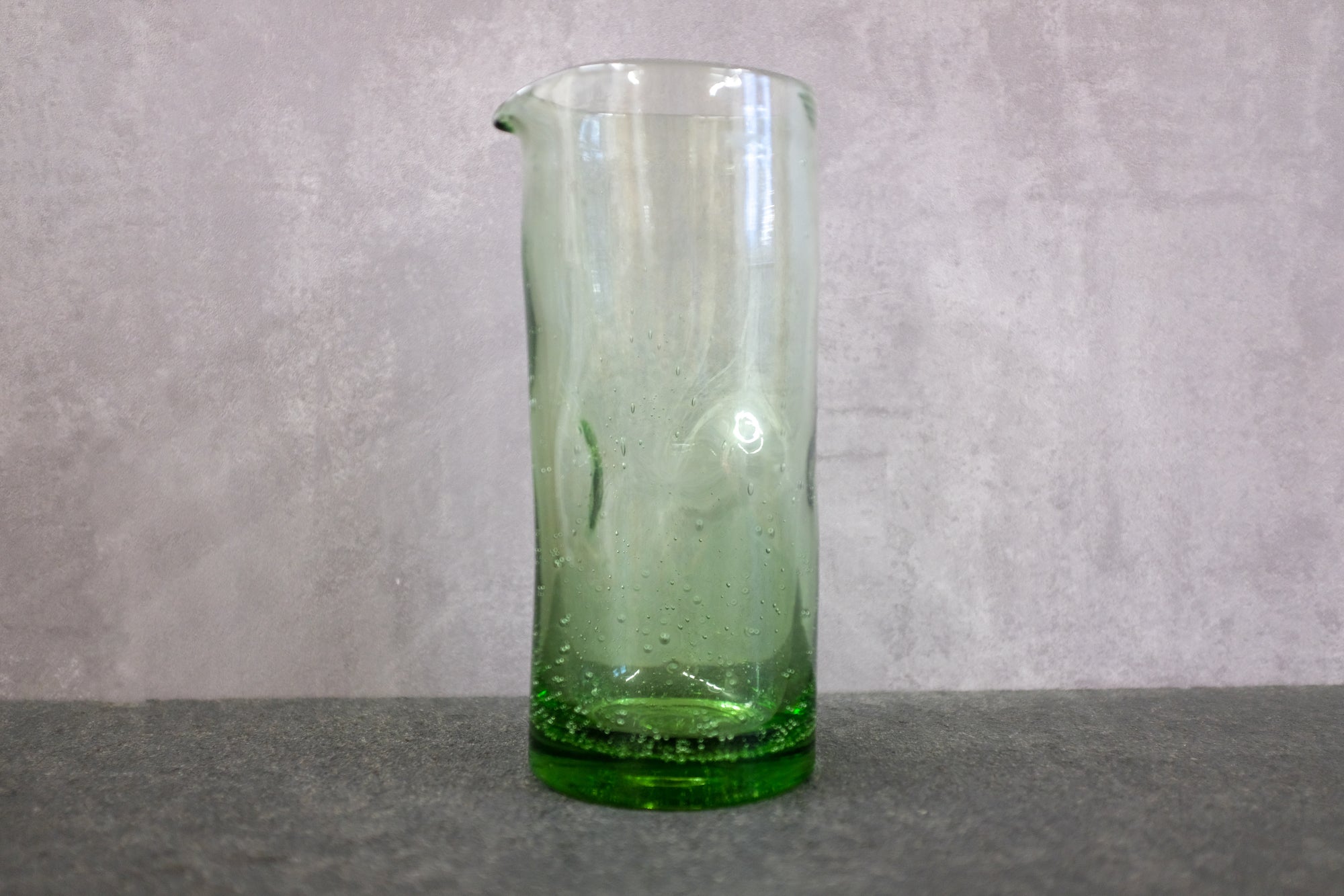 Wasserkrug im Bauhaus Stil aus Thüringer Waldglas. 1000 ml. Auf einer Steinplatte.