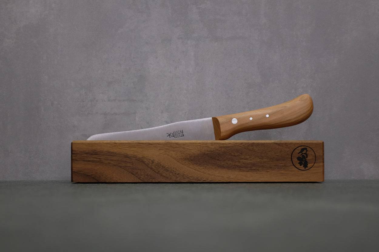 Windmühlenmesser Hamburger Brotmesser mit Kirsche Griff in einem Nussbaum Messerhalter.