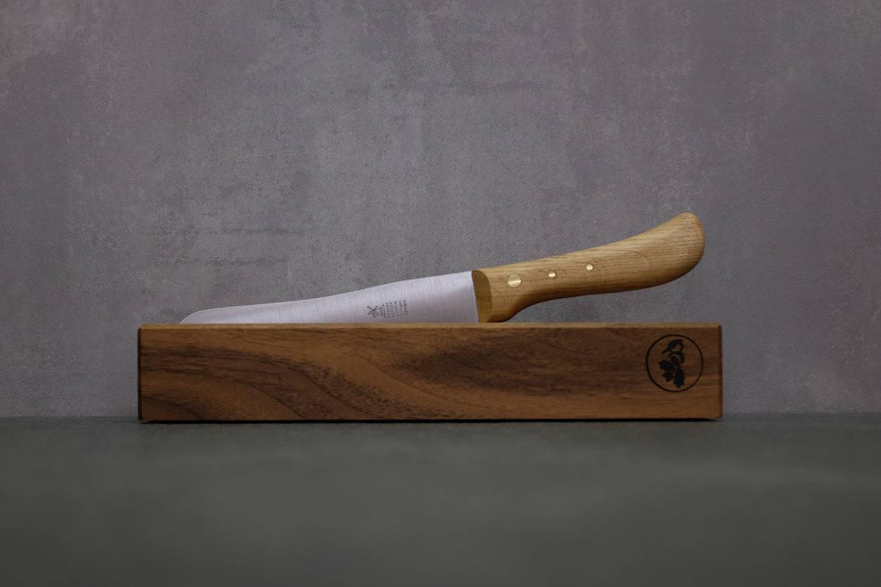 Brotmesser Hamburger von Windmühlen mit einem Eiche Griff in einem Nussbaum Messerhalter.