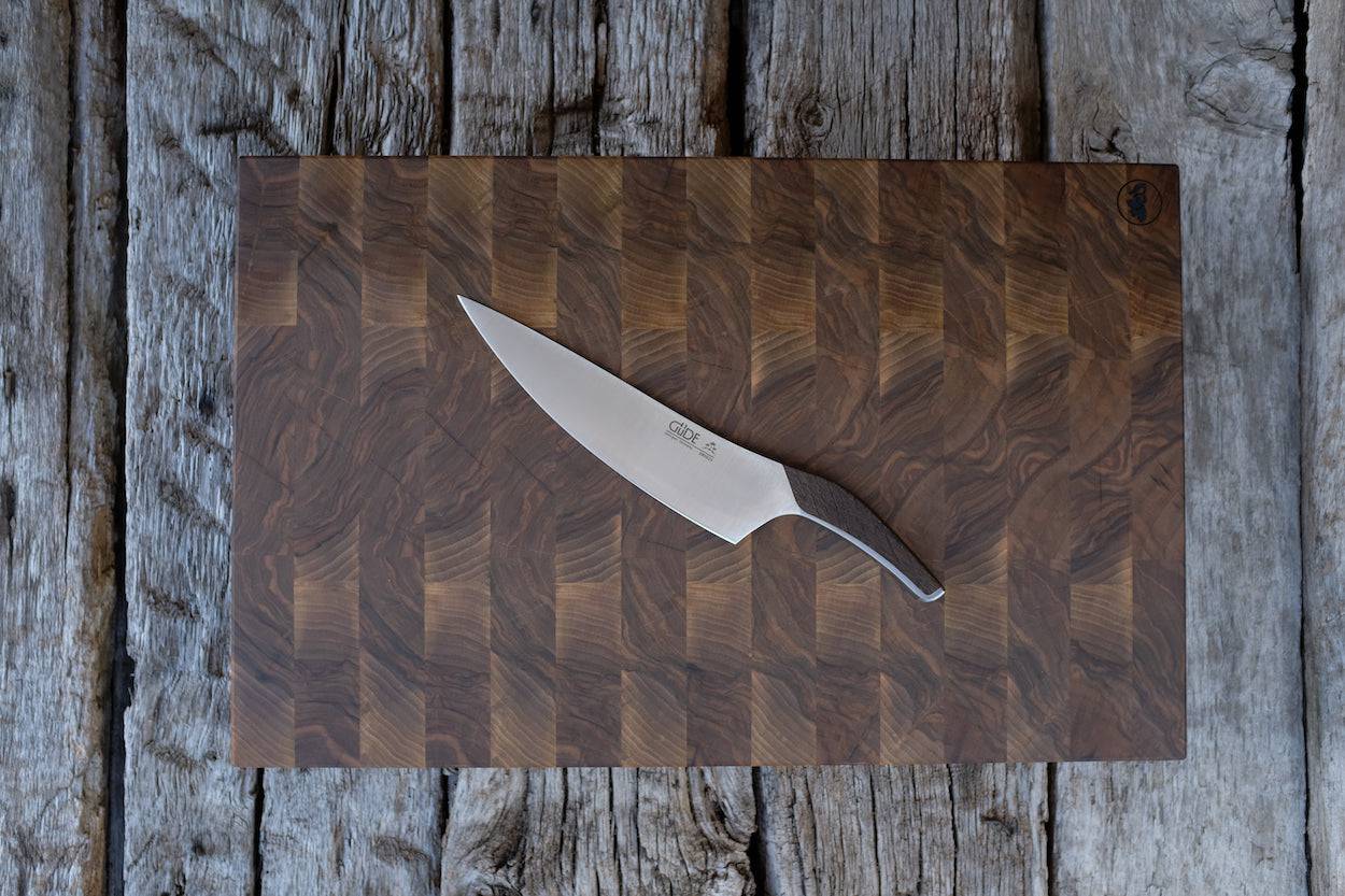 Schneideblock Aus Nussbaum mit einem Güde Kochmesser mit Nussbaum Griff