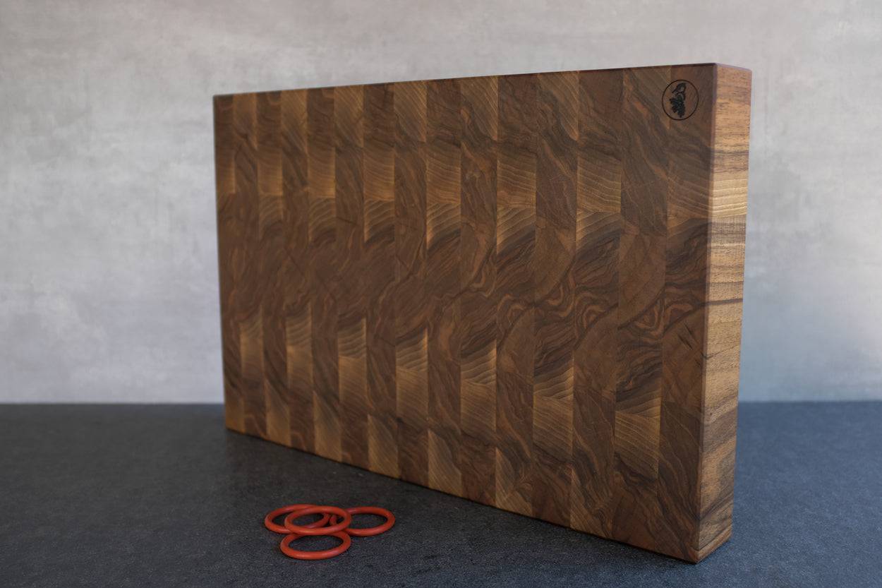 Stehender Nussbaum Stirnholz Schneideblock / Schneidebrett mit 4 roten Gummiringen.