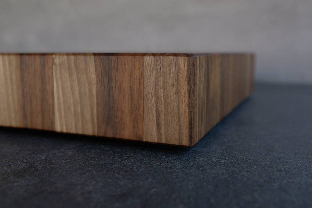 Eckansicht eines Nussbaum Stirnholz Blockes