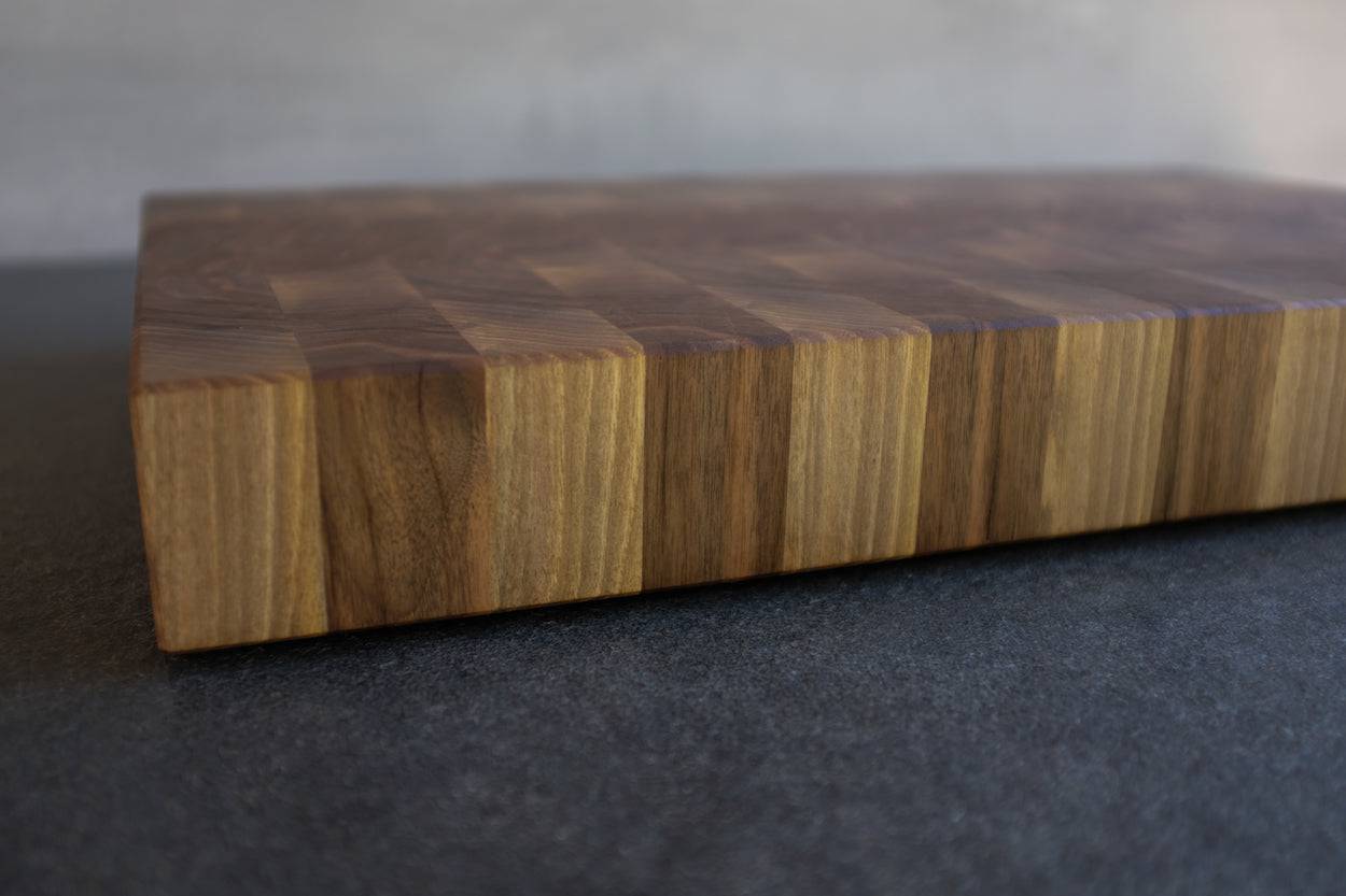 Nussbaum Stirnholz Schneidebrett, Rand in Detailansicht