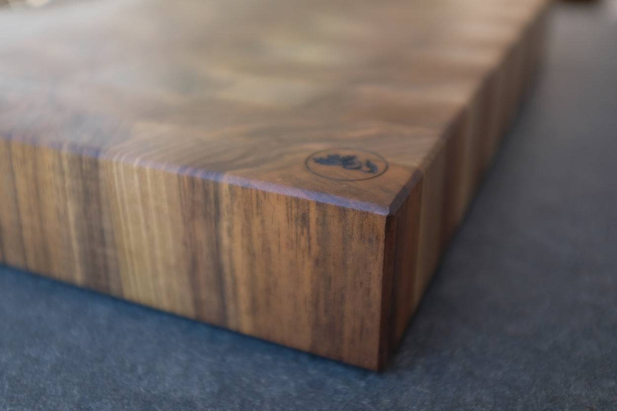 Nussbaum Stirnholz Einzelstück in 60 cm Breite in Eckansicht.