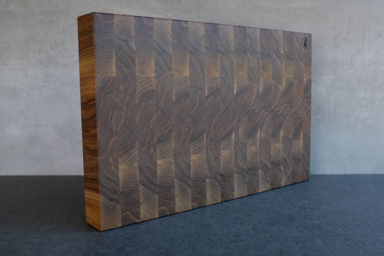 Nussbaum Schneideblock in Seitenansicht auf einer Steinplatte