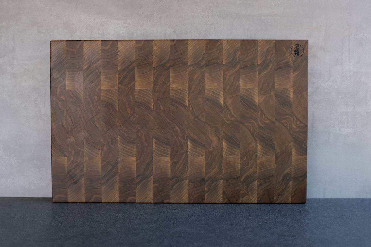 Rückseite Hirnholz Blockaus Nussbaum. 6,8 dickes Unikat Schneidebrett.