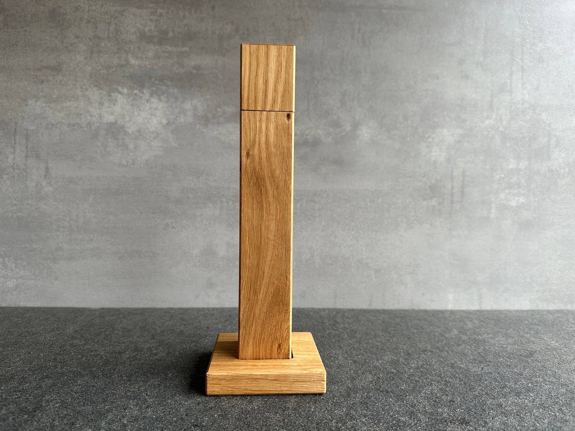 Eiche Pfeffermühle auf einem Sockel