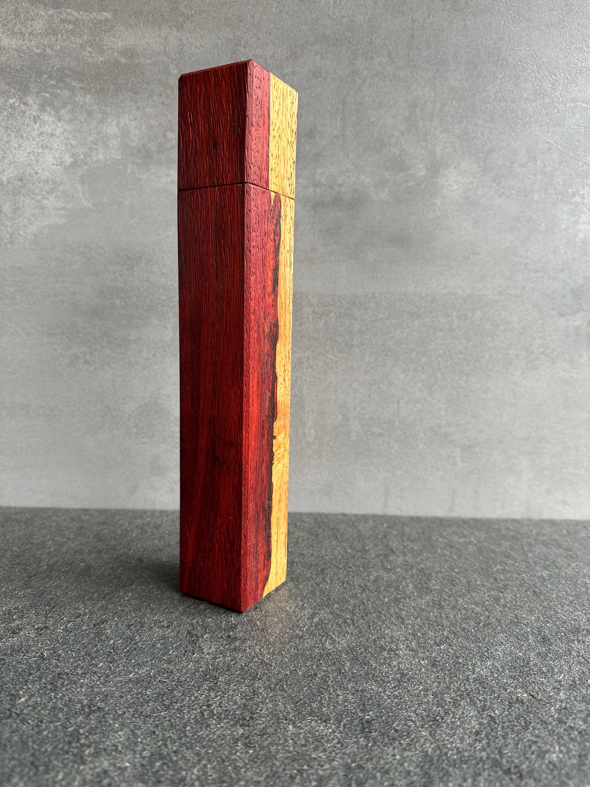 Pfeffermühle aus Padoulholz von der Seite fotografiert