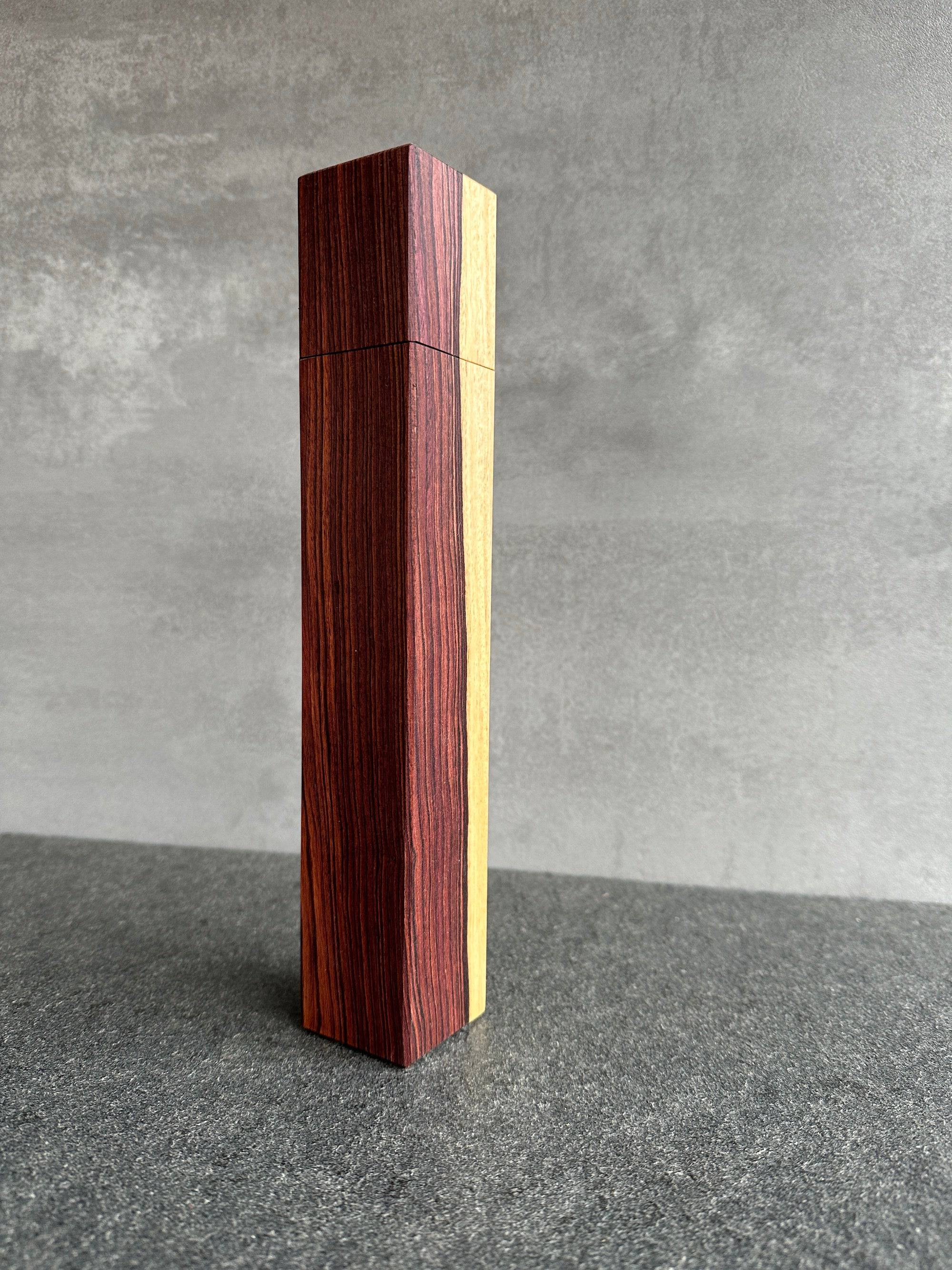Seitenansicht einer Pfeffermühle aus Kingwood