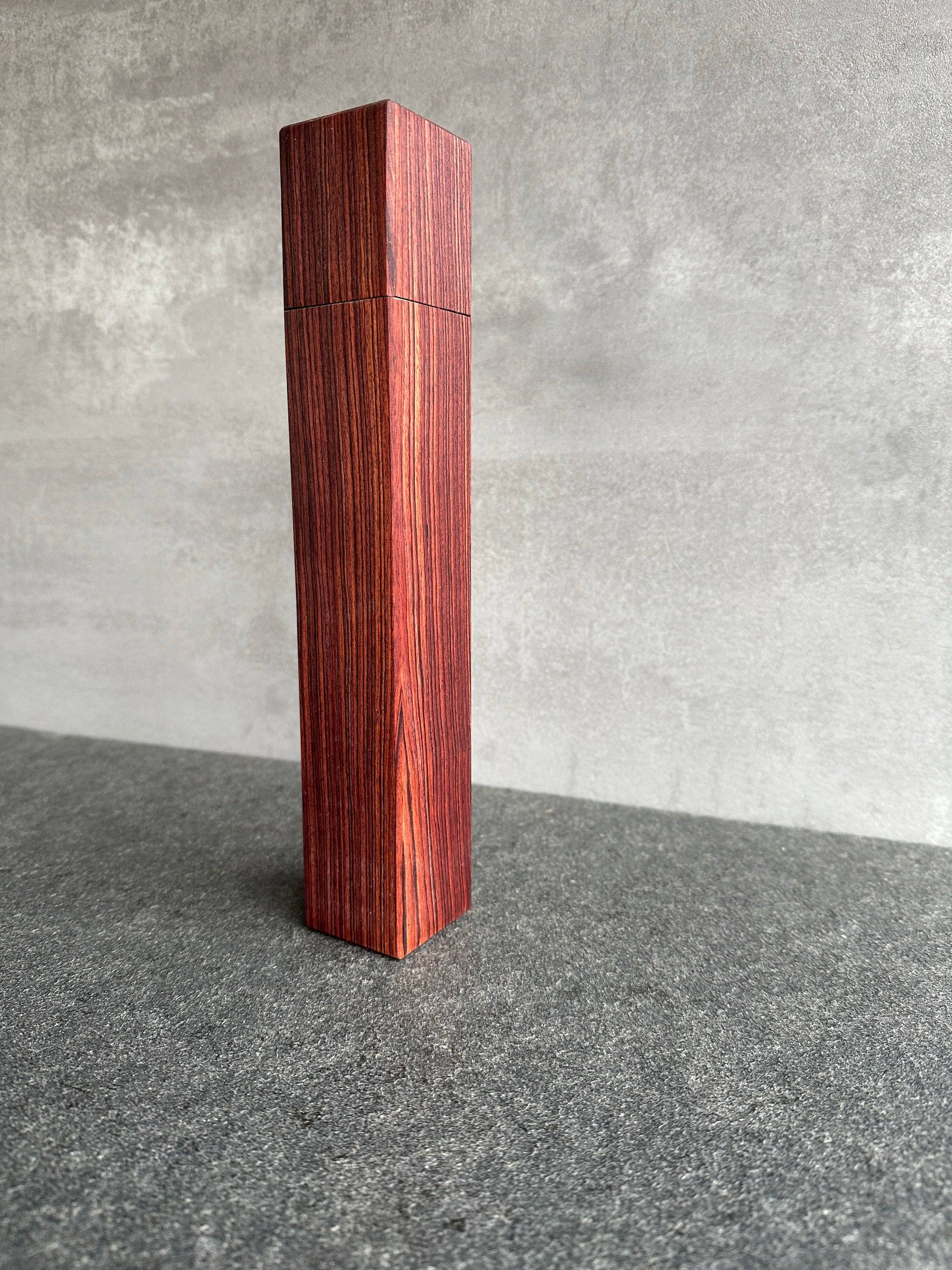 Premium Pfeffermühle aus Padouk • 28 cm • Schweizer Schneidewerk - Spessartbrett