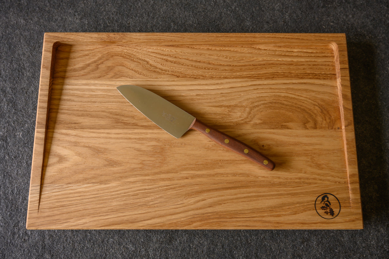 Vielzweckmesser mit einem Griff aus Walnuss