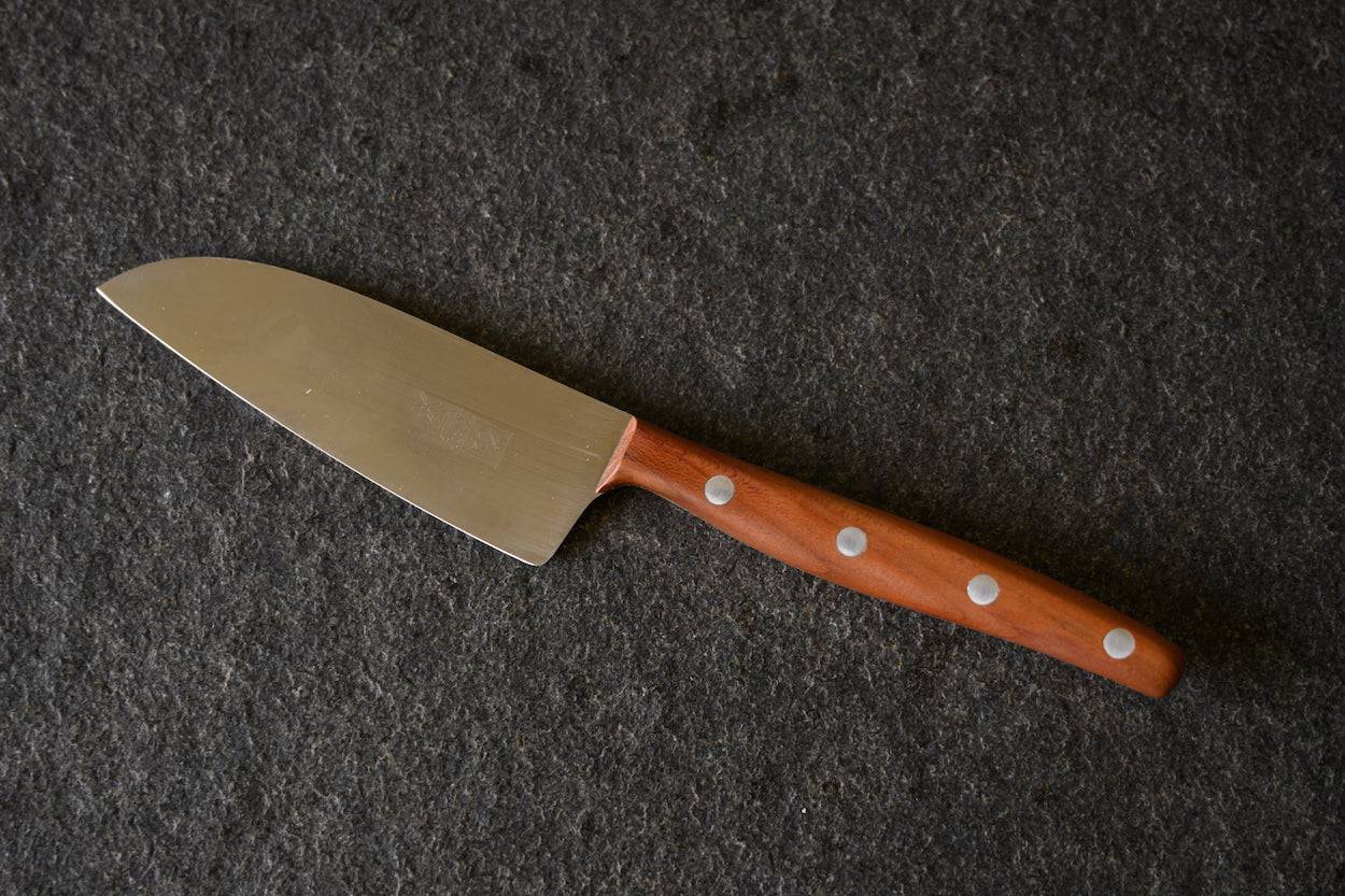 Schneidemesser mit einem Griff aus Pflaumenholz