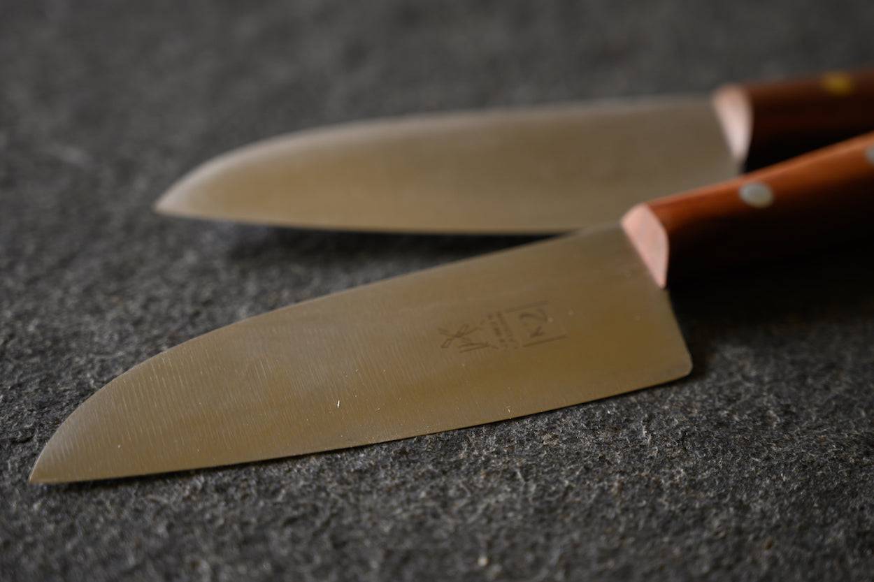 Detailansicht Klingen zweier Schneidemesser mit Pflaumengriff und Walnussgriff