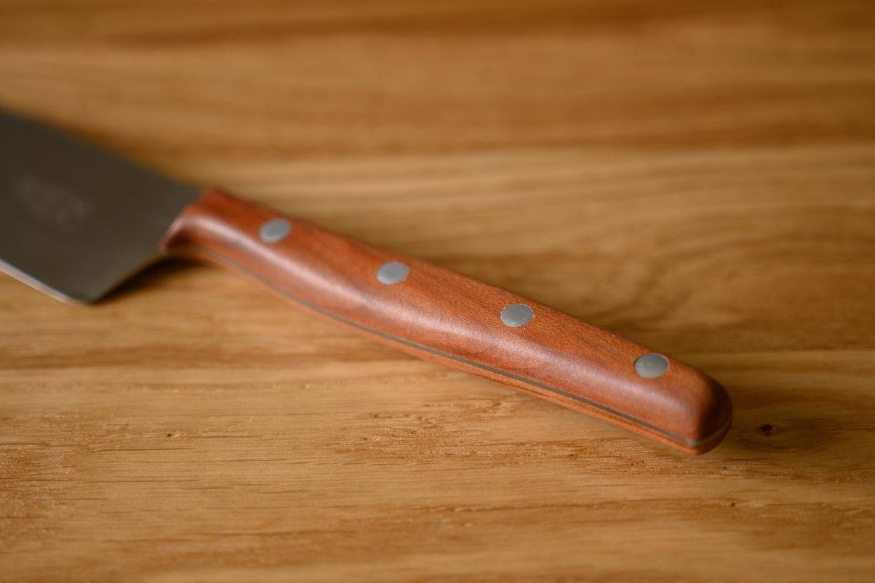 Detailansicht Griff aus Pflaume aus einem Brett aus Eiche