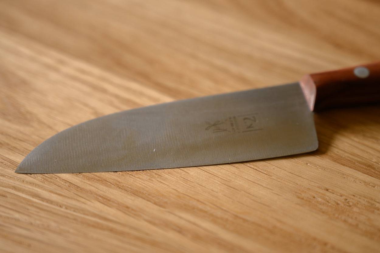 Detailansicht Carbon Klinge Schneidemesser mit einem Griff aus Pflaume