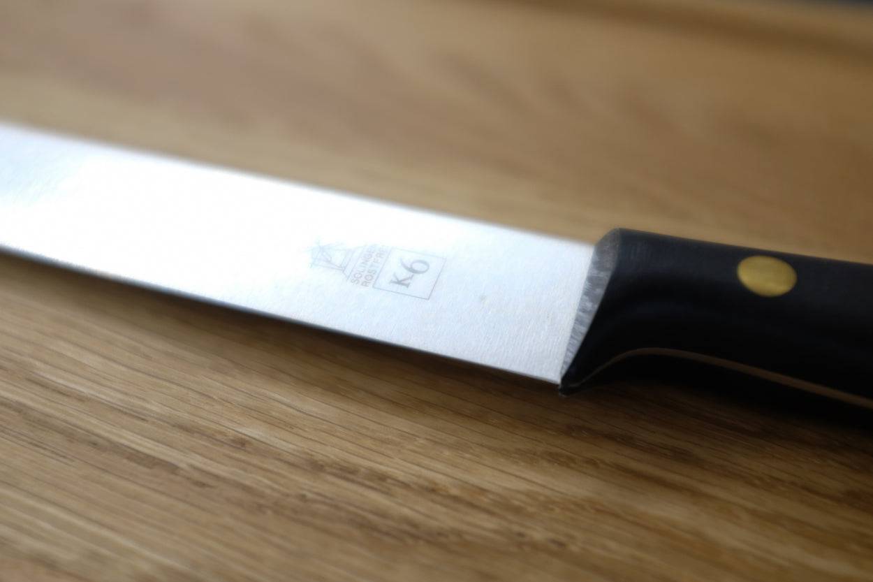 Detailansicht der Klinge eines K6 Tranchiermessers.