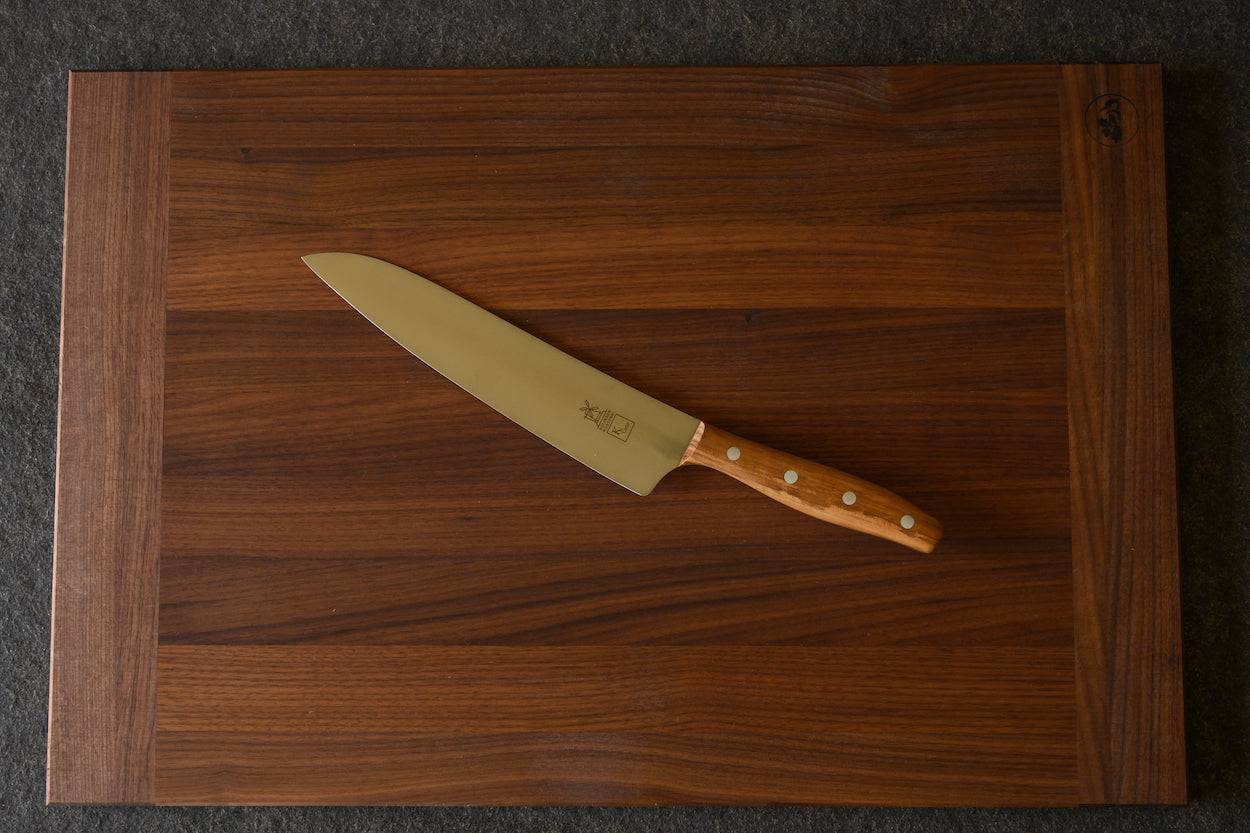 Extra großes Kochmesser  K Chef mit Marillegriff auf einem Backbrett aus Nussbaum