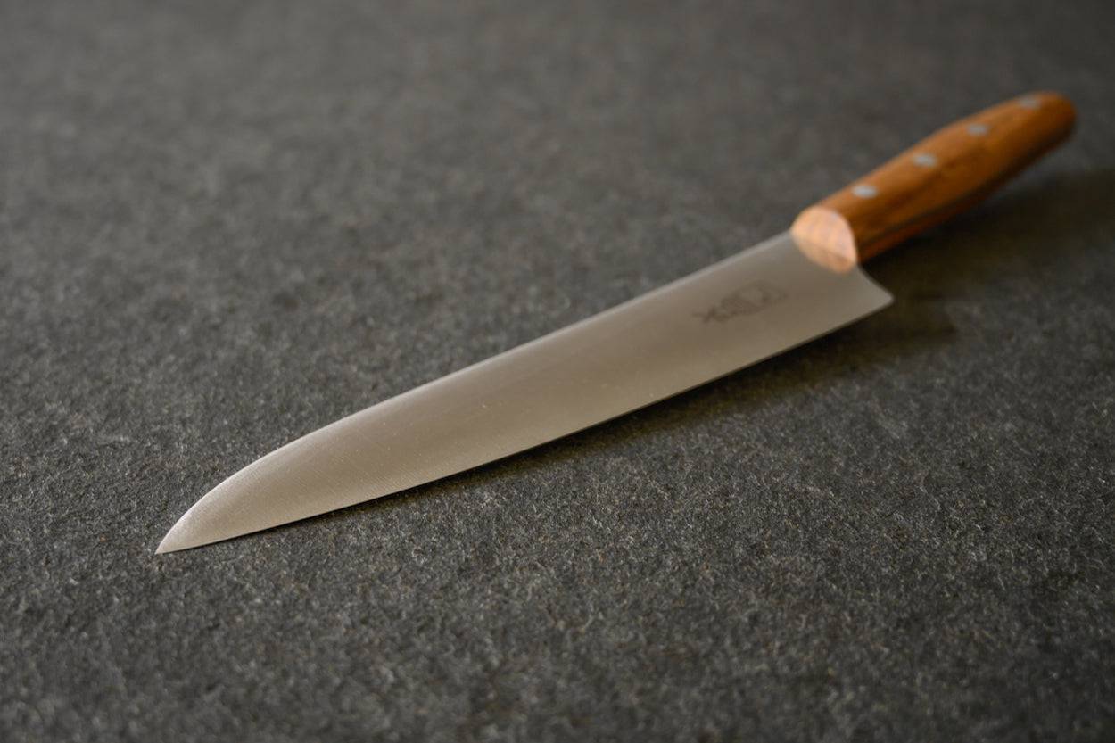 Windmühlenmesser K-Chef Detailansicht Klinge auf einer Steinplatte