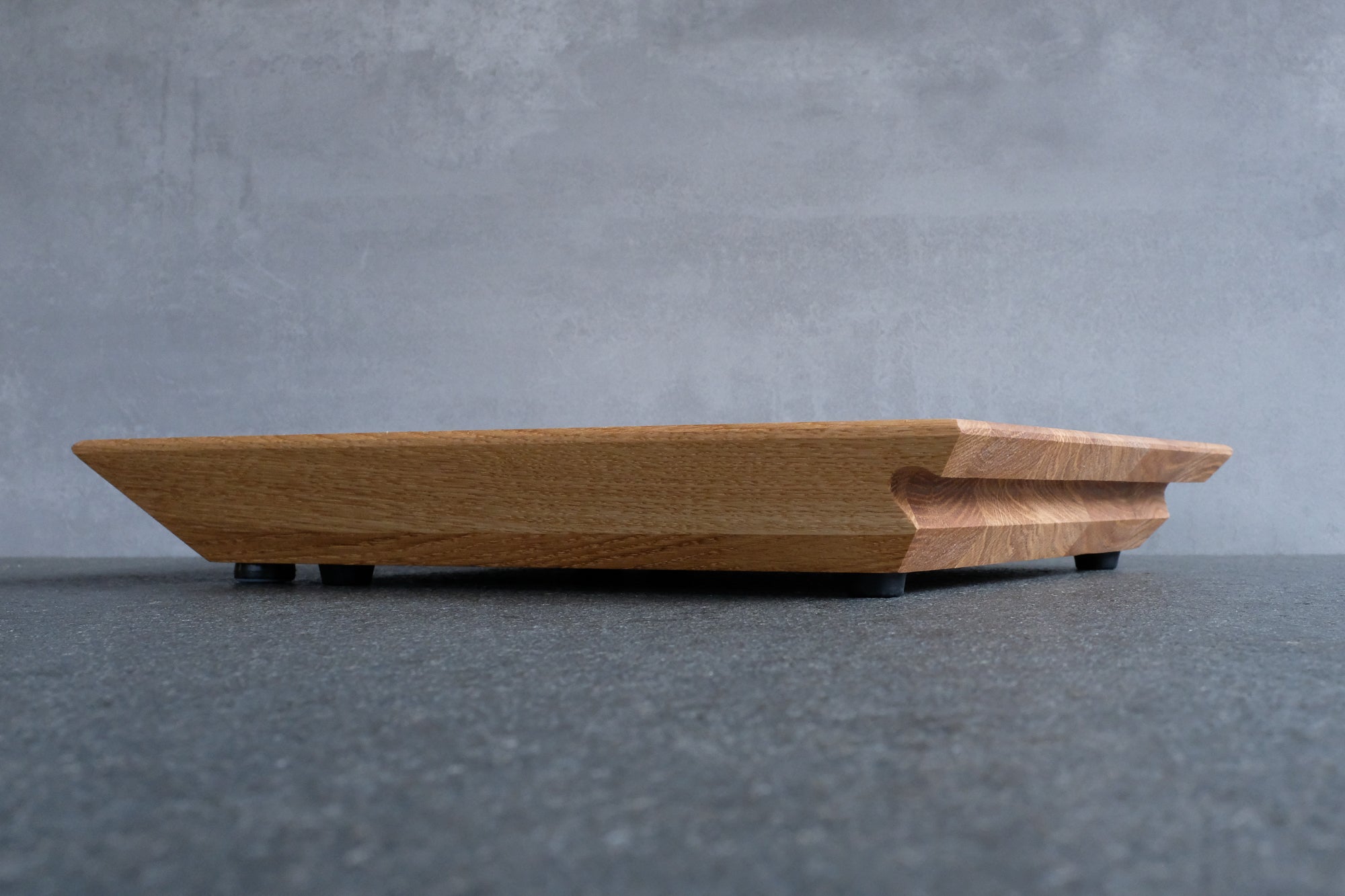 Seitenansicht von einem Gleibtrett für eine Kitchen Aid Küchenmaschine. Holzart: Eiche, mit Griffmulde vorne.